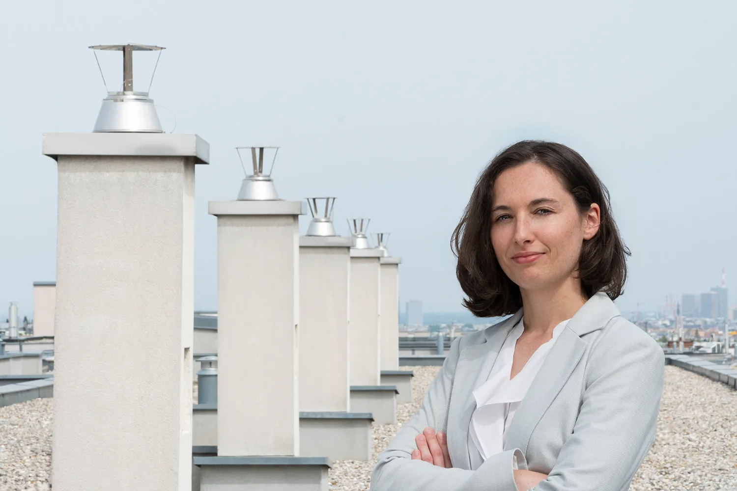 Porträt der Anwältin Laura Figdor, aufgenommen im Freien, freundlich und professionell in die Kamera lächelnd.